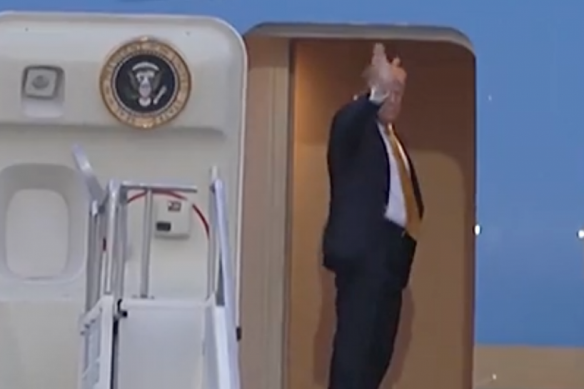 Trump se esconde em caminhão e troca de avião por ameaça do Irã