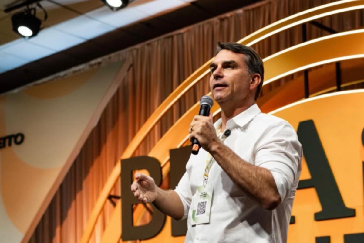TSE manda filiar Flávio Bolsonaro ao PL após fraude