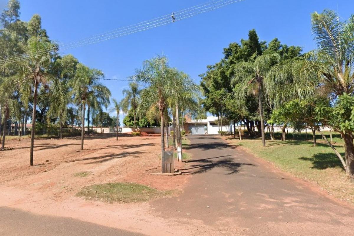 Túmulo é violado, caixão sofre danos e cadáver fica exposto
