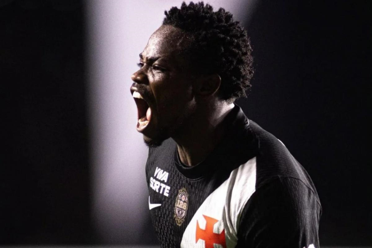 Vasco supera expulsão e bate o Vitória com golaço de Gómez