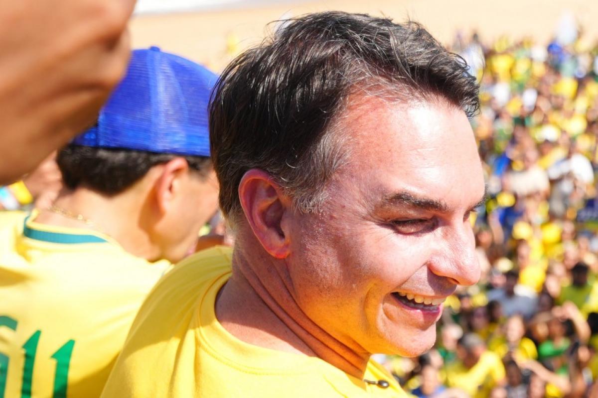 Assessora de Flávio negociou emendas com miliciano condenado