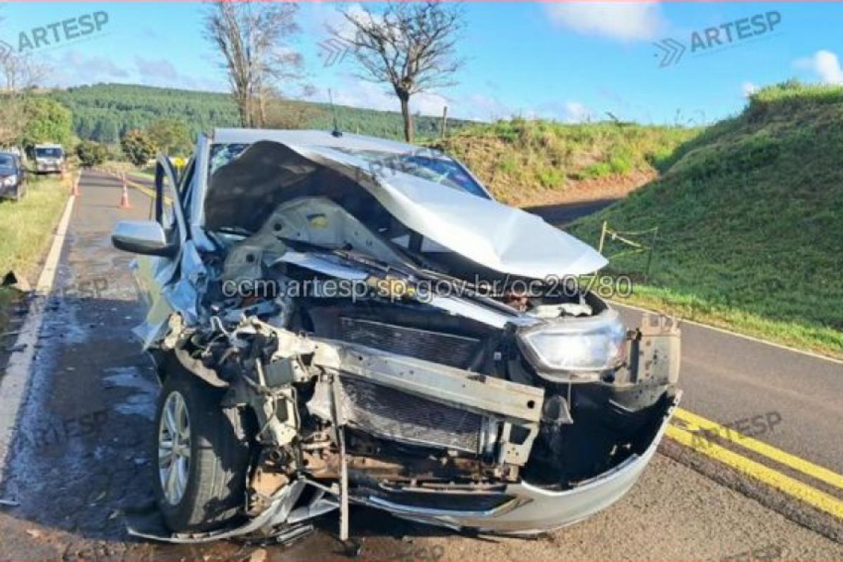 Batida entre carro e trator deixa homem ferido em Piratininga