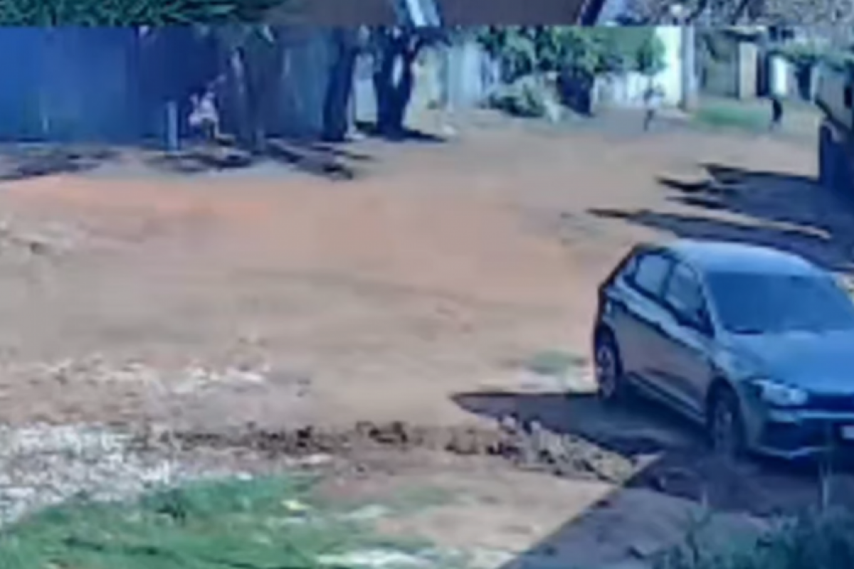 Câmera flagra homem matando colega de trabalho a facada