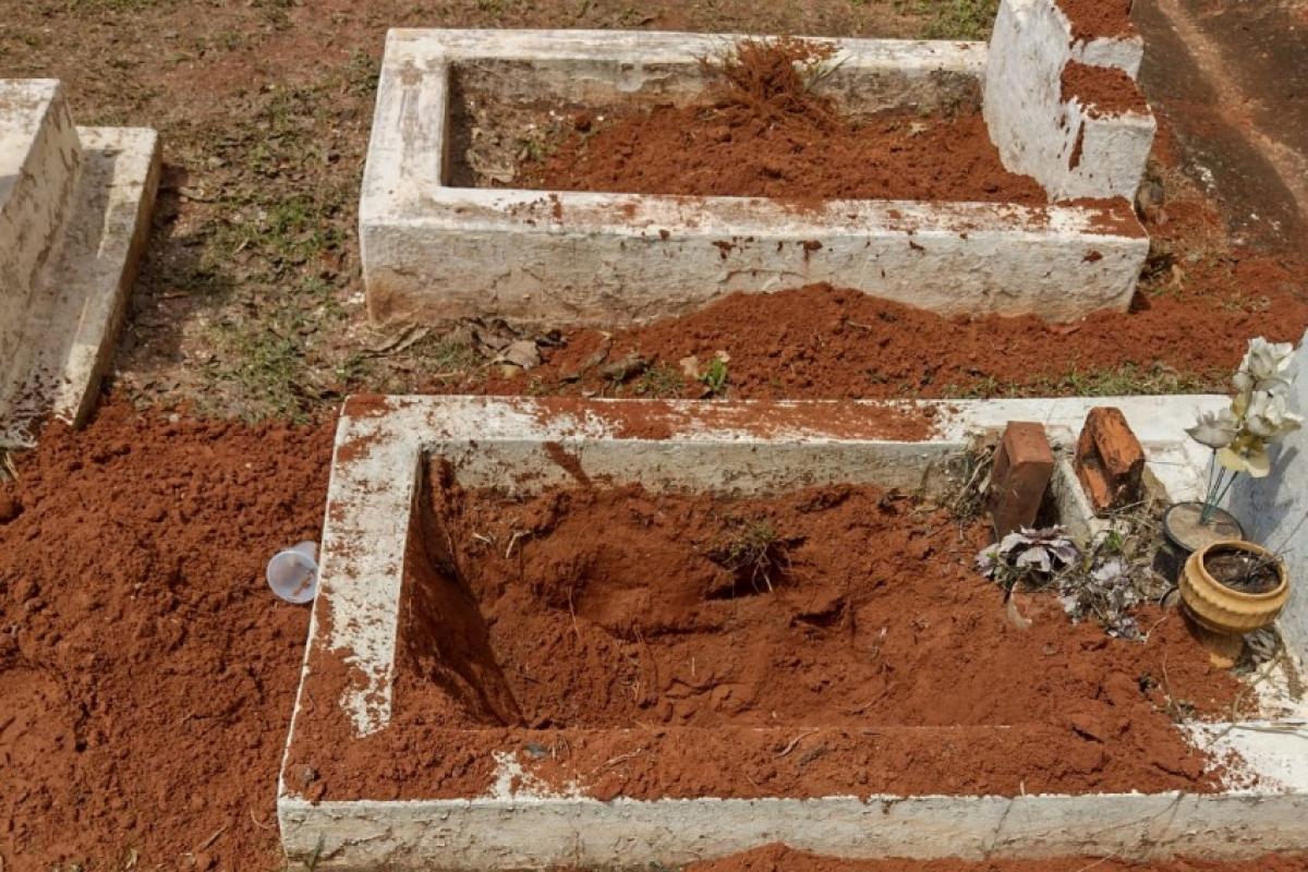 Cemitério municipal é invadido e túmulos são revirados
