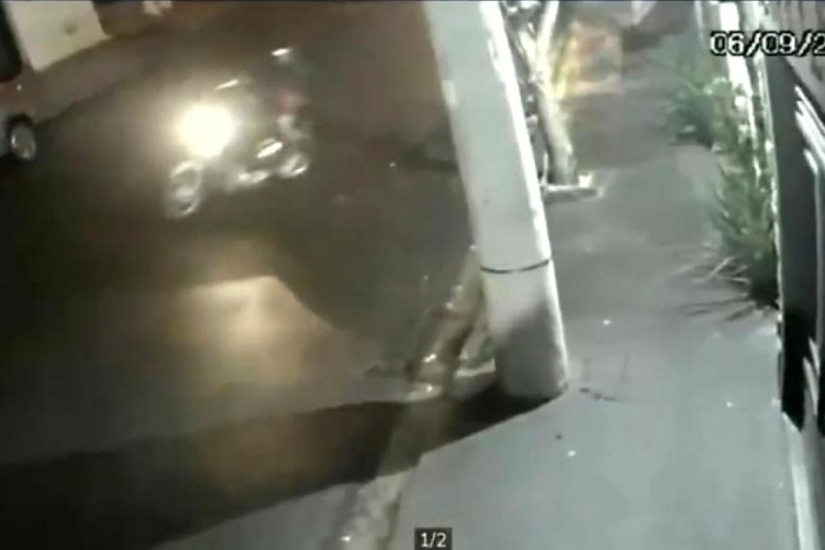 Dupla força portão e furta moto de prédio em Bauru; VÍDEO