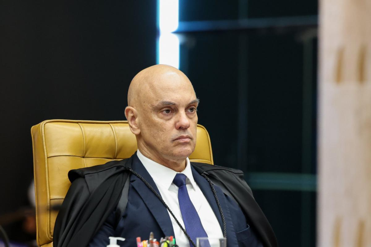 Fachin lê defesa de Moraes, que chama diálogos de fantasiosos
