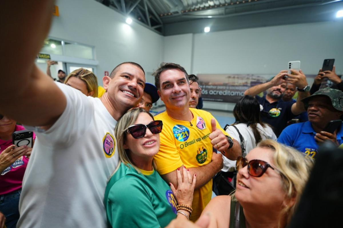 Flávio Bolsonaro diz que STF tem obrigação de investigar Moraes