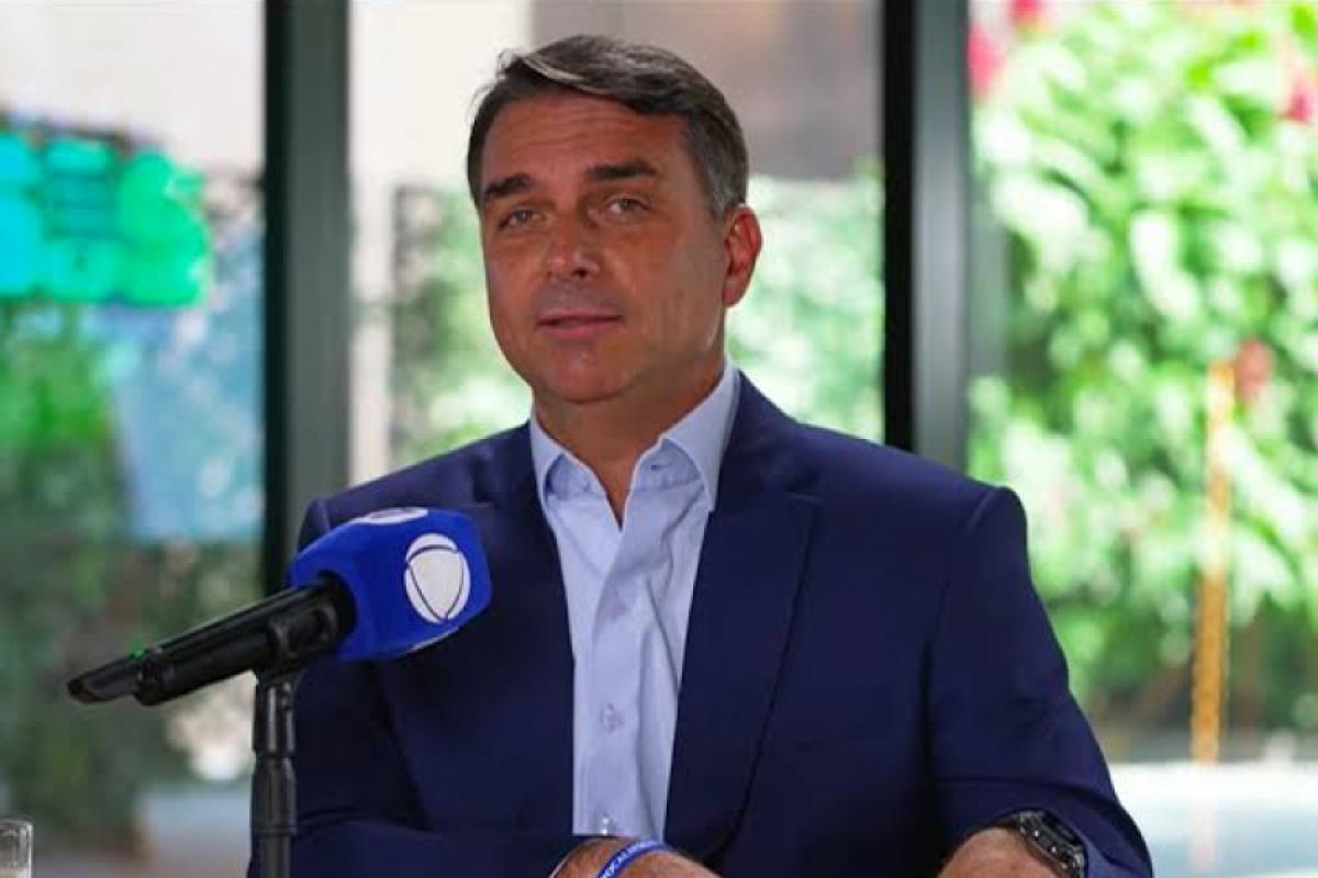 Flávio Bolsonaro evita dizer como votará sobre 6x1