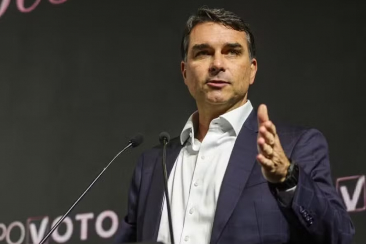 Flávio chama encontro de Mendonça e Vorcaro de cortina de fumaça