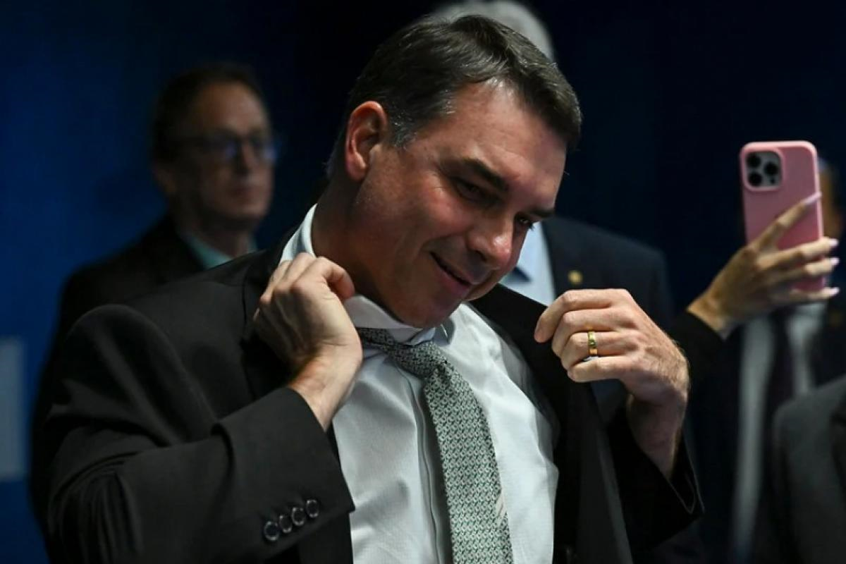 Flávio usou imóvel de investigado por fraude no INSS, diz revista