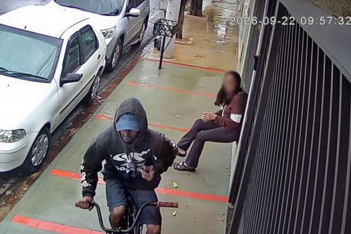 Homem de bicicleta arranca celular da mão de mulher e acaba preso