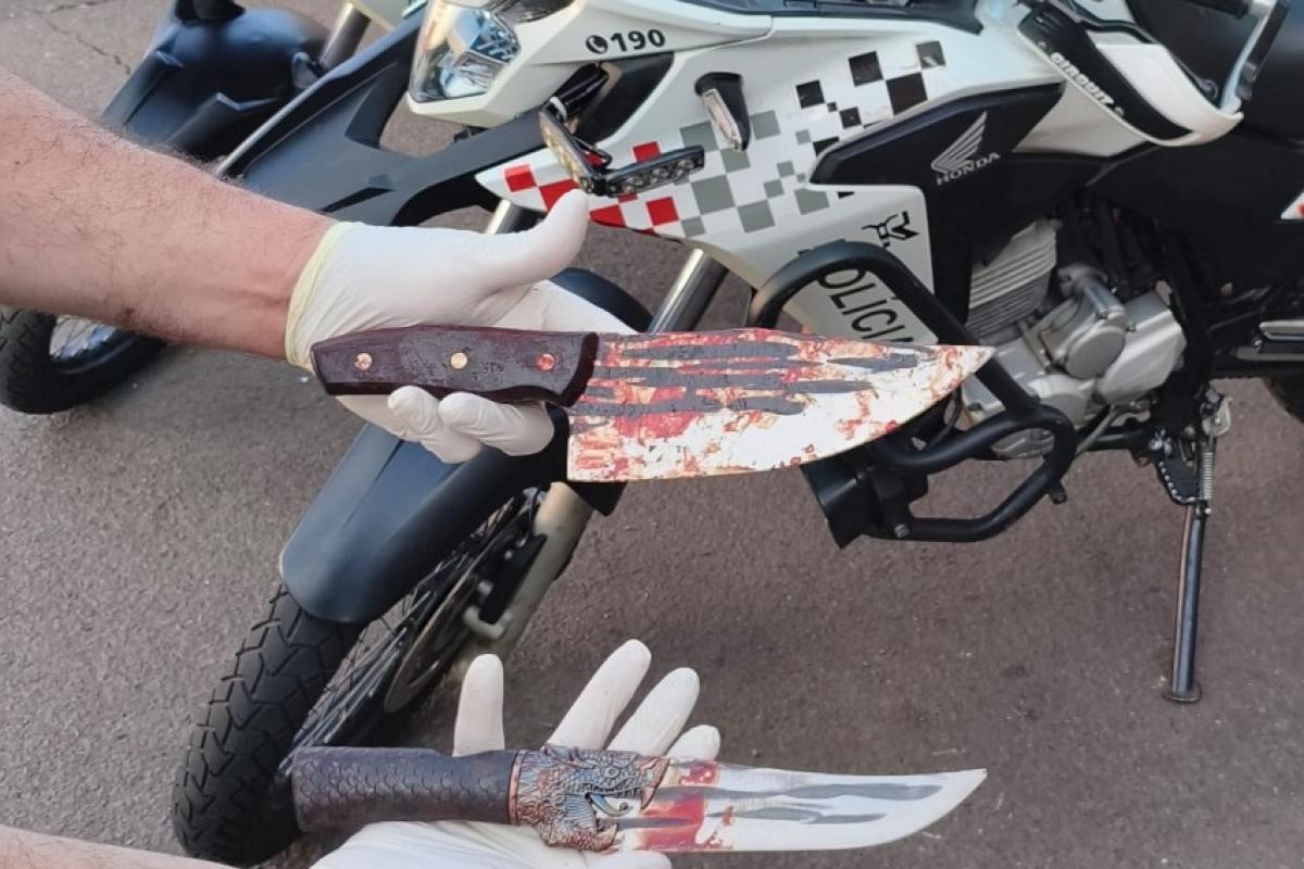 Homem é preso após ameaçar com faca a mulher e tentar atacar PMs
