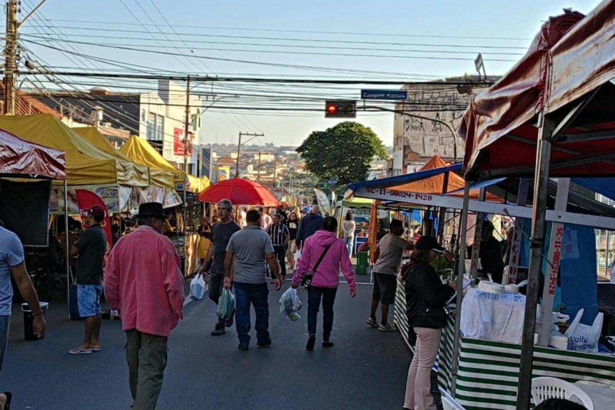 Homem leva tiro quando comia pastel na feira da Gustavo em Bauru