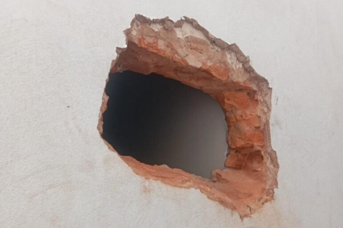 Ladrões fazem buraco em parede de loja e furtam joias e relógios