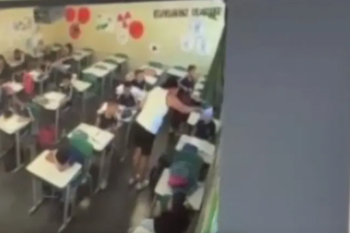 Mãe assiste a professora esfregando prova no rosto do filho; VEJA