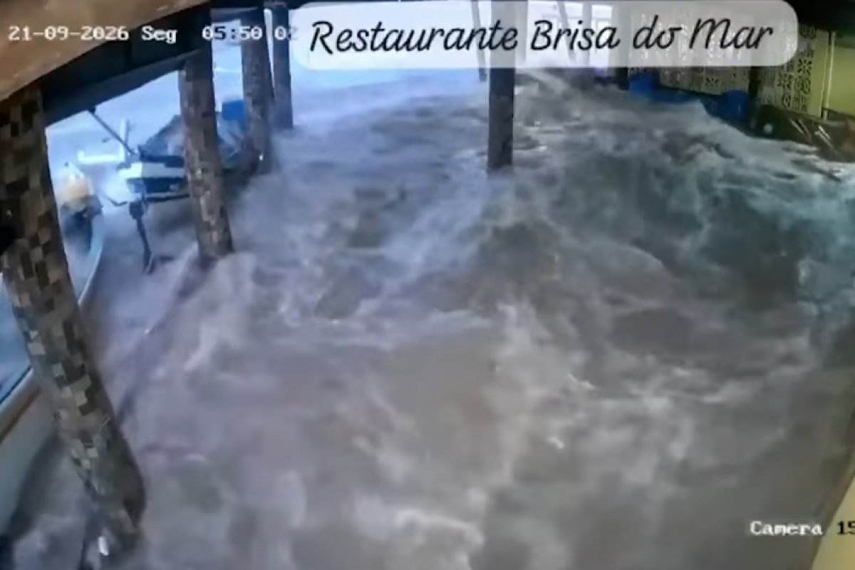 Mar avança sobre praias, restaurante e destrói barcos em SC; VEJA