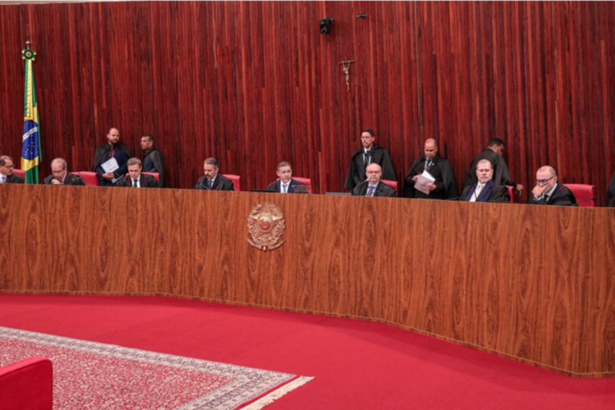 Mendonça vota para manter derrubada de posts sobre Flávio e Santa
