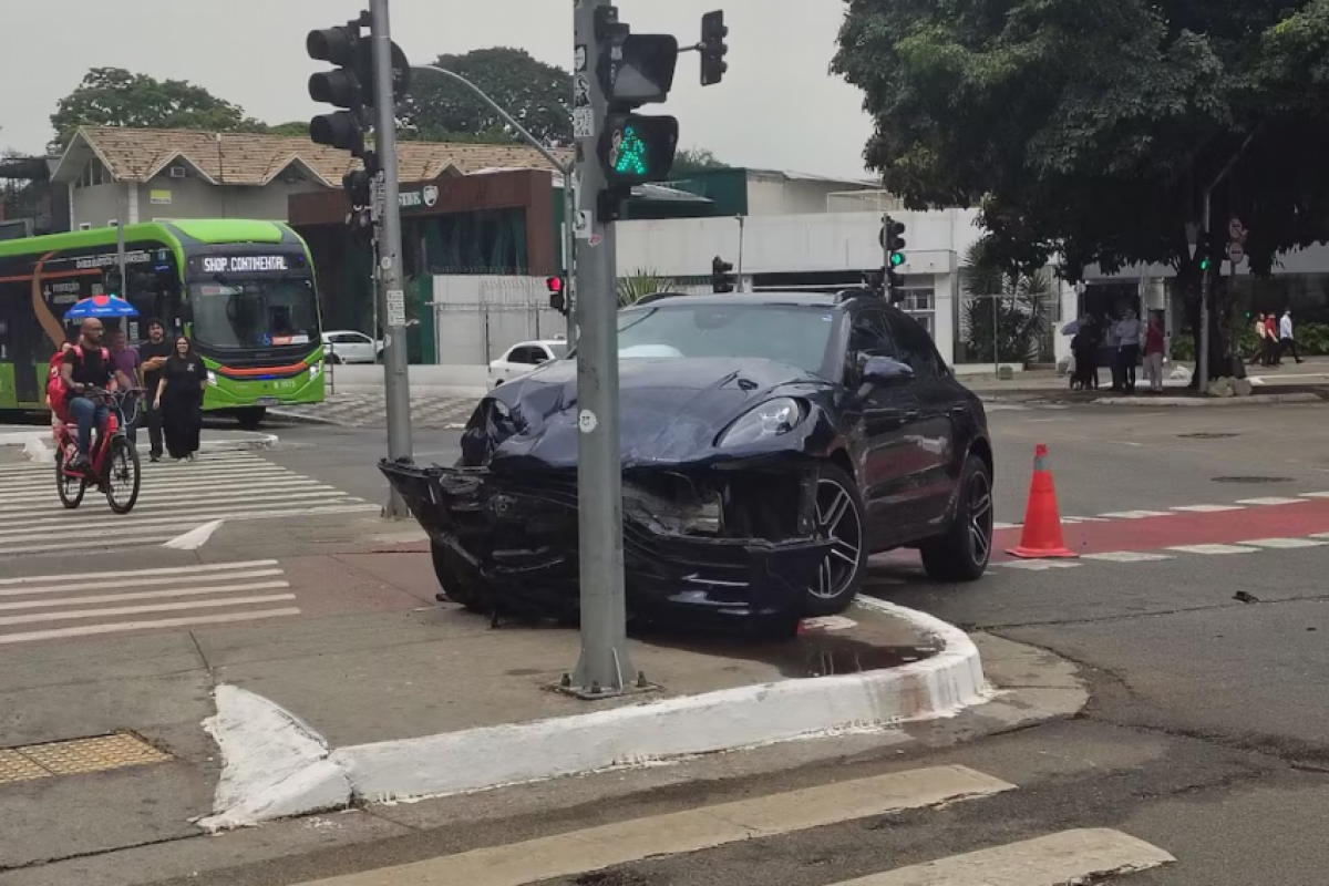 Motorista de Porsche avança sinal e bate em viatura da PM
