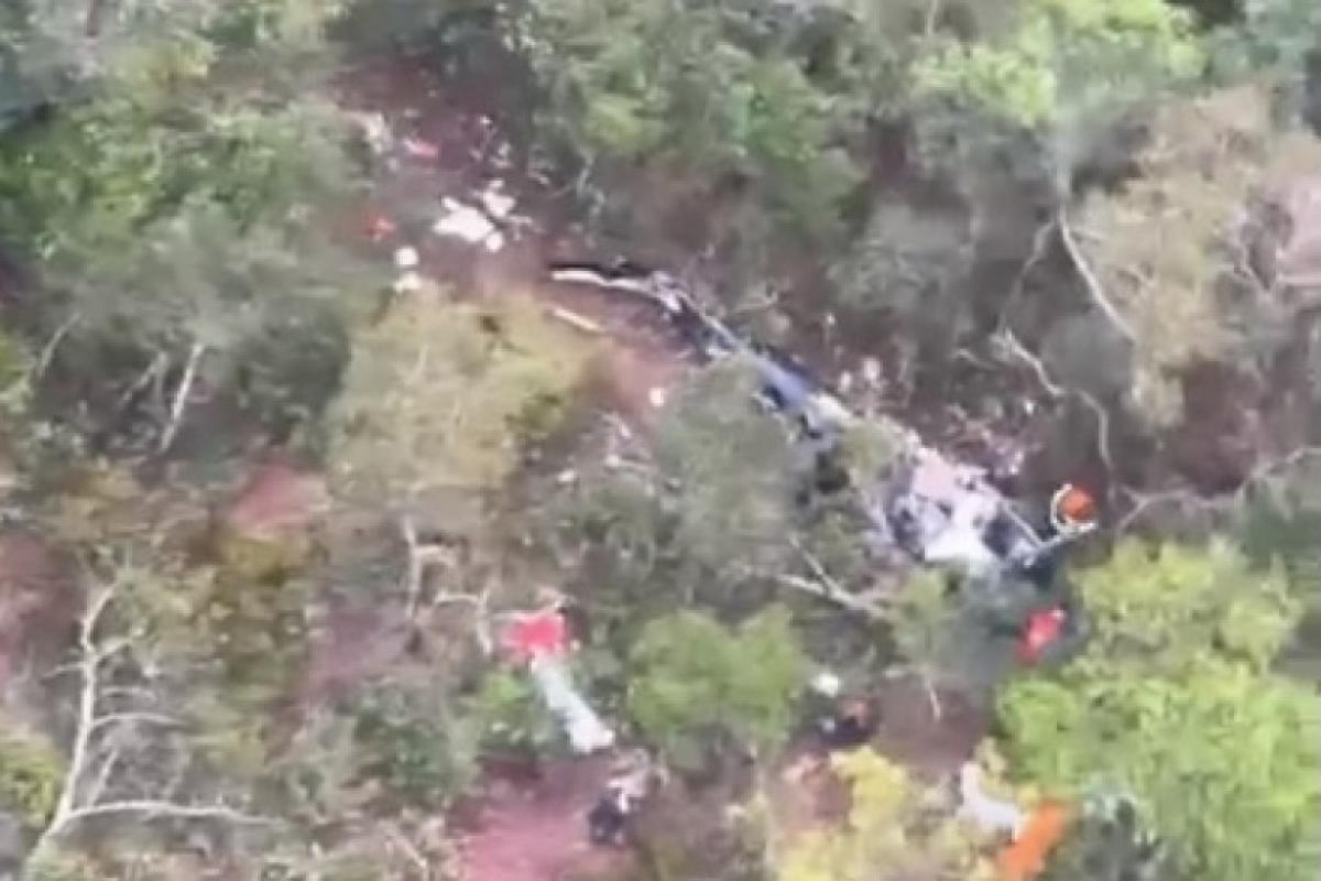 PM resgata 3 pessoas com vida após queda de helicóptero em Iaras