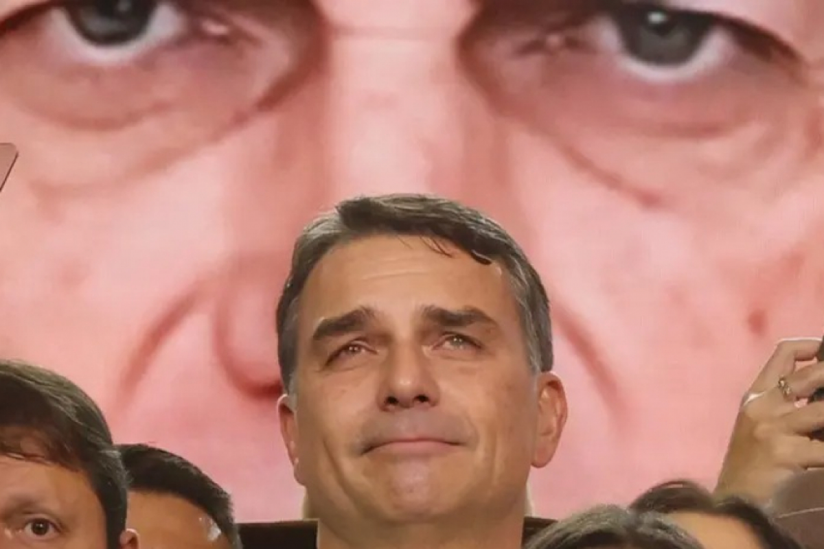 TSE livra Flávio de multa por vídeo de Bolsonaro criado com IA