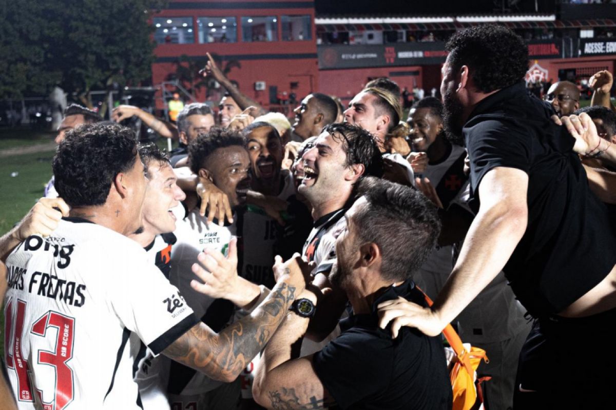 Vasco brilha no 2º tempo, derruba o Vitória e pega o Palmeiras