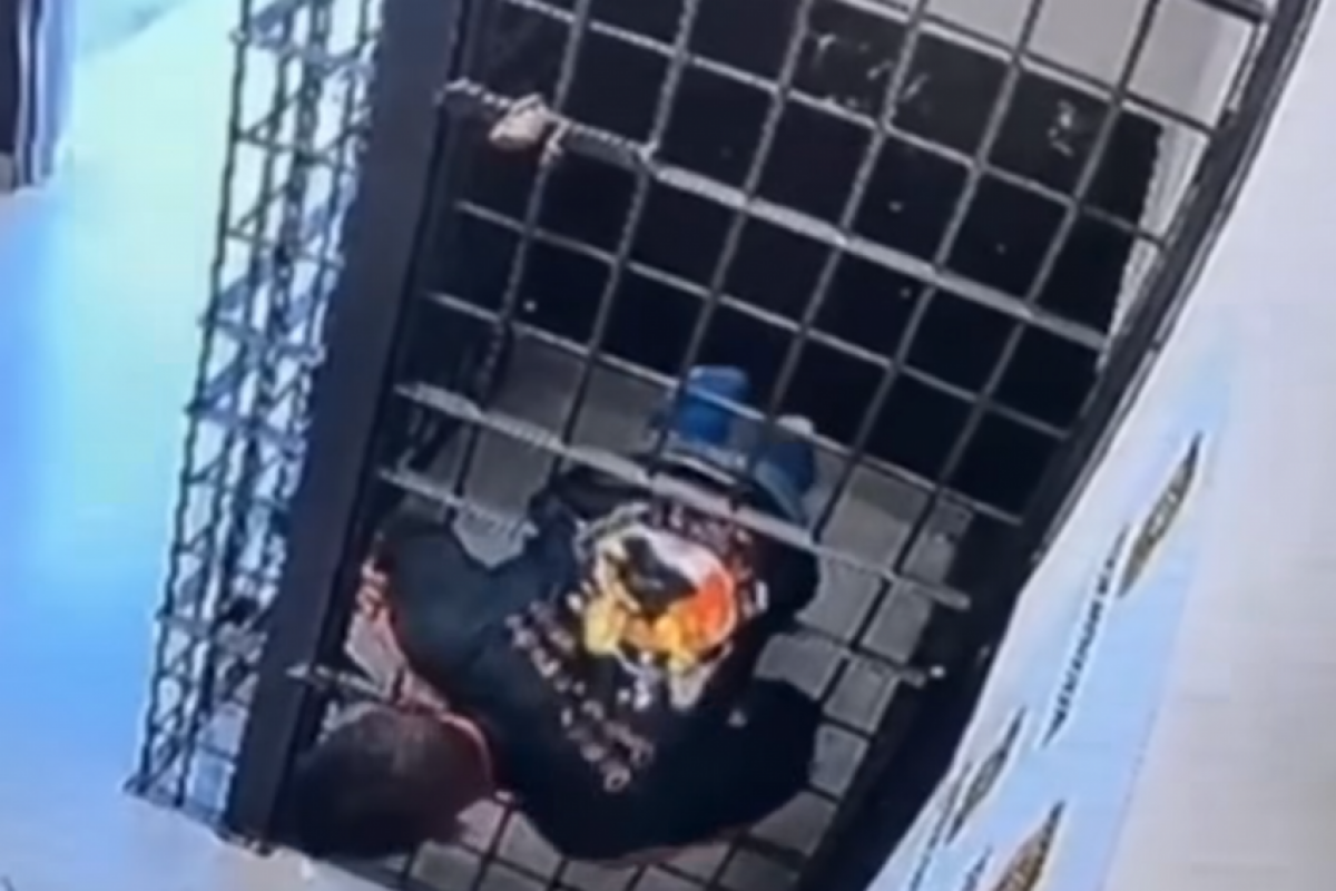 VEJA quando preso consegue escapar pelo vão da cela