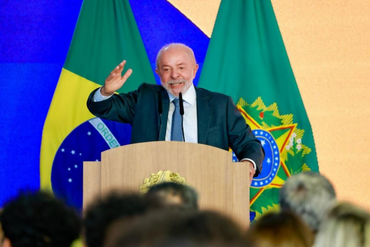 A 12 dias da eleição, Lula promete Pé-de-Meia para universitários