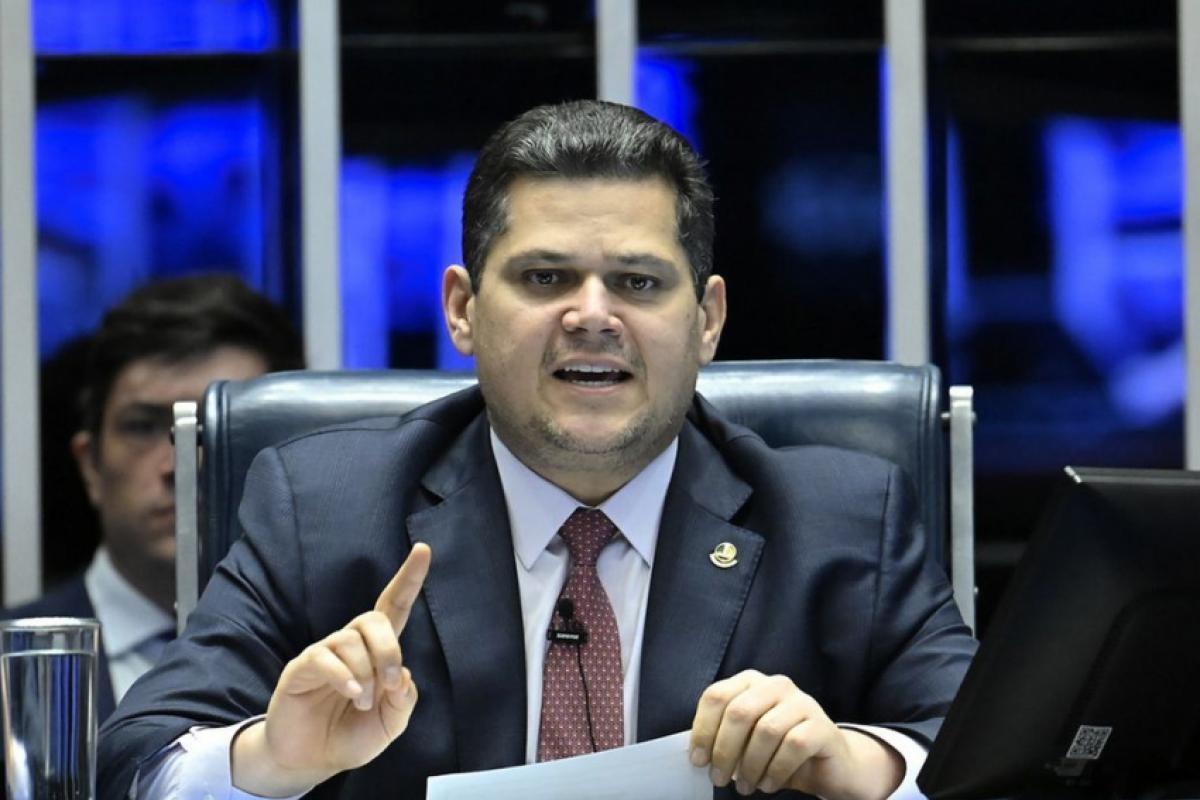 Alcolumbre anuncia sessões para votar fim da escala 6x1