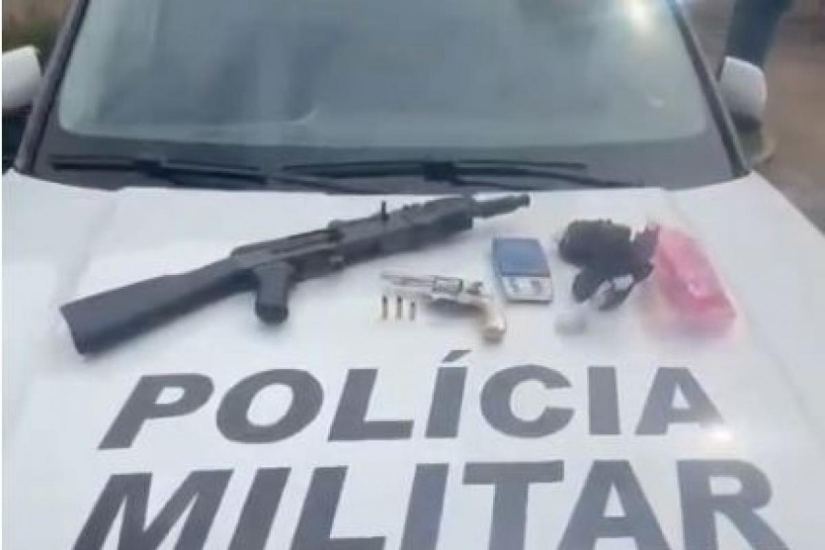 Após agredir a companheira, homem é preso com arma e drogas