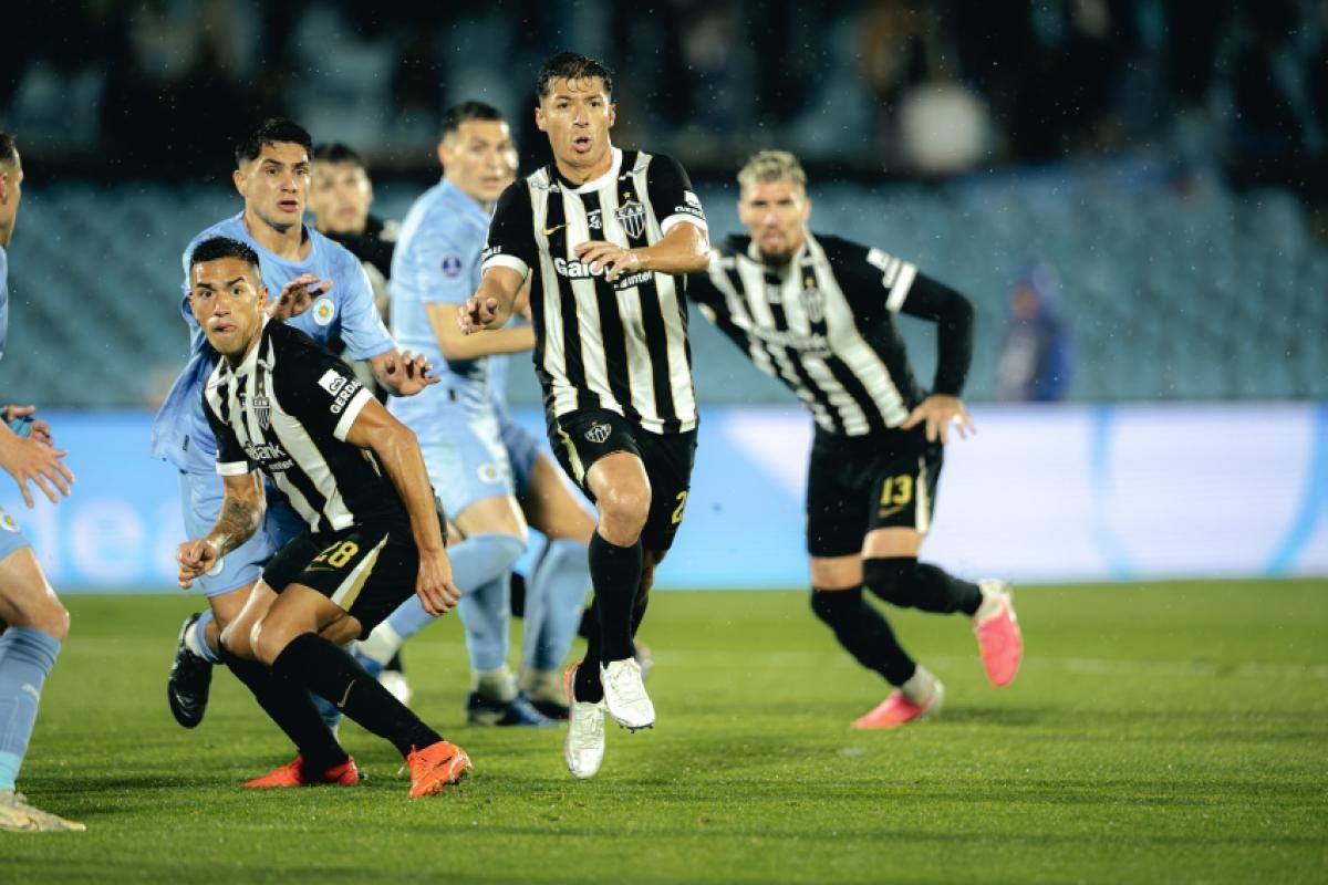 Atlético-MG leva sufoco, perde no Uruguai, mas vai à decisão