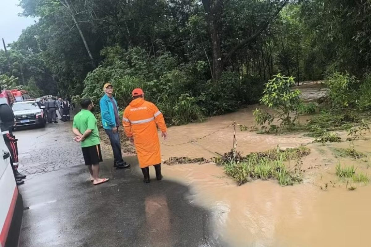 Bombeiros resgatam corpo em carro arrastado pela chuva