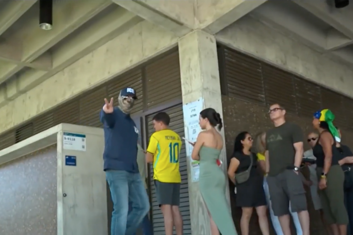 Brasileiro fantasiado de agente do ICE é preso em votação nos EUA