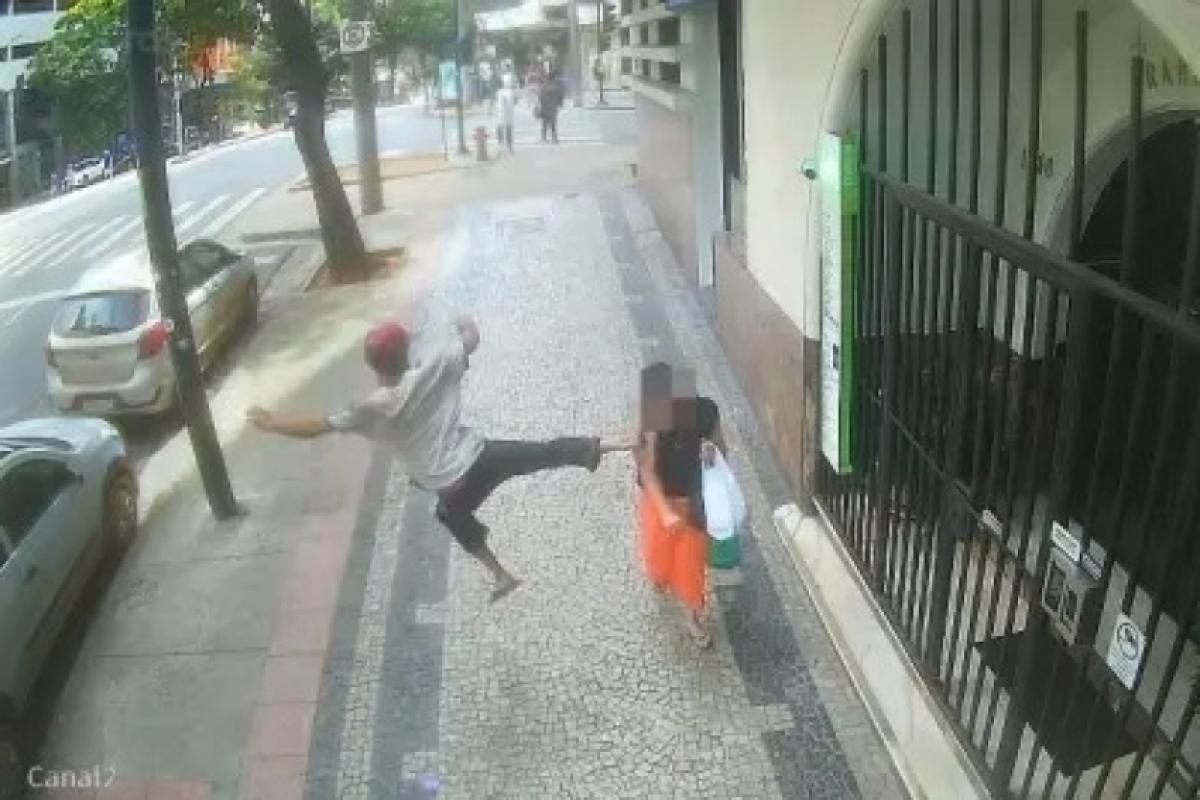 Câmera flagra morador de rua dando voadora em mulher