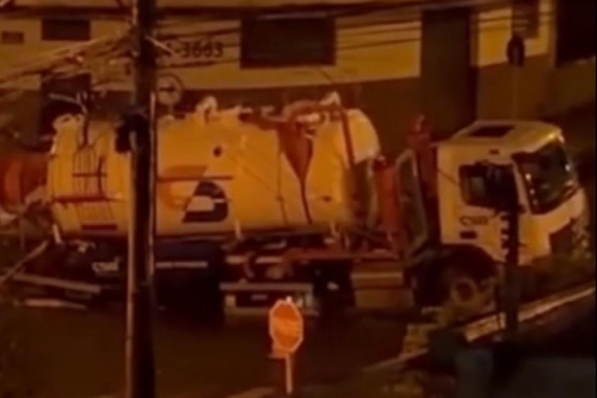 Caminhão da CSB fica preso em buraco de vazamento do DAE; VÍDEO