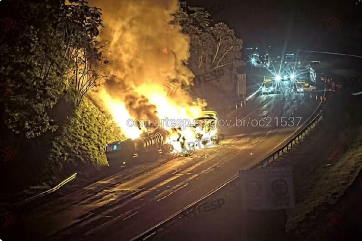 Carretas pegam fogo após colisão e interditam Rodoanel