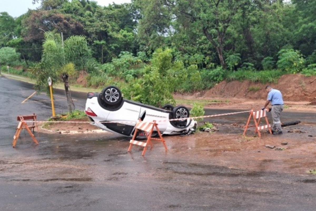 Carro sofre acidente em Bauru e passa a madrugada capotado