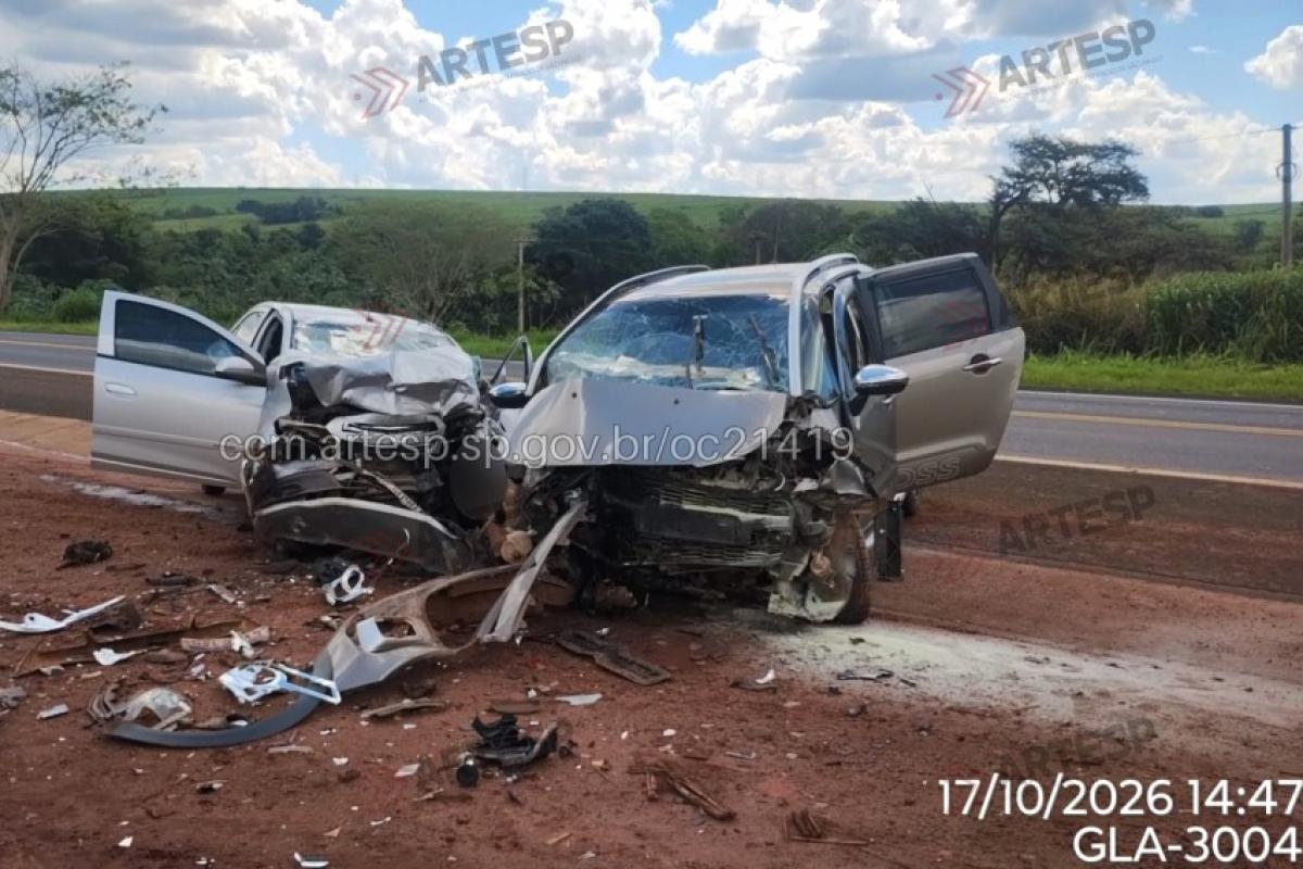 Colisão frontal entre carros deixa um morto e feridos em Boracéia