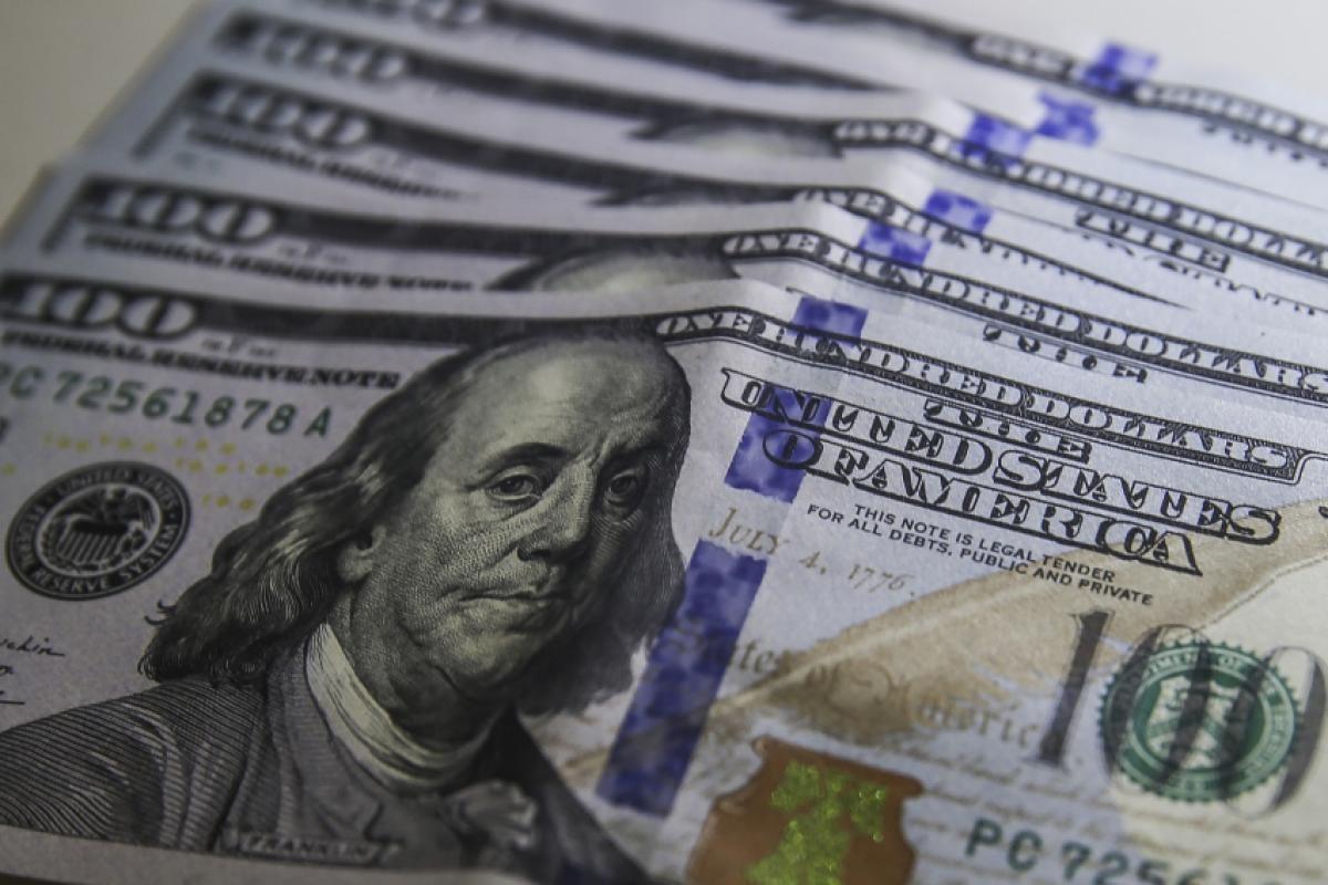 Dólar cai a R$ 5, e bolsa sobe quase 8% após primeiro turno