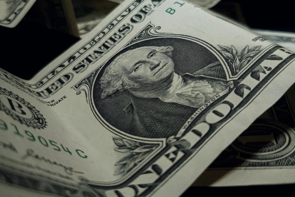 Dólar cai mais de 4% após 1º turno