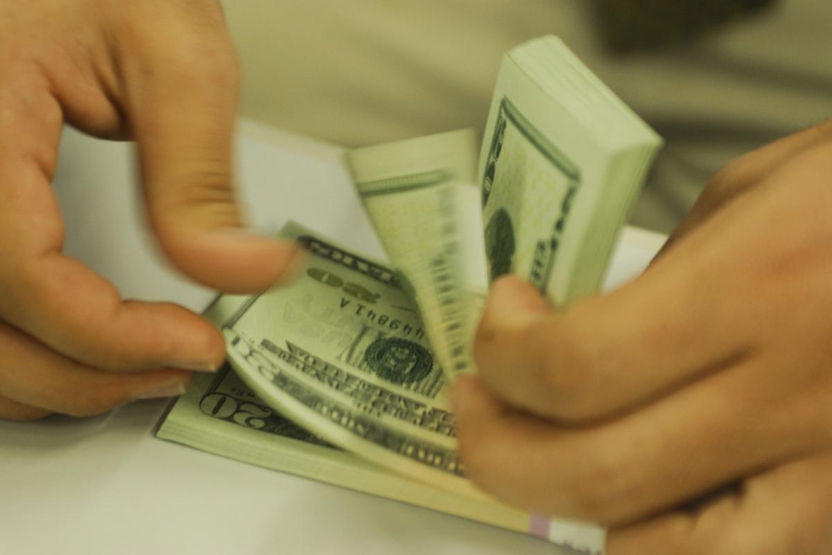 Dólar fecha abaixo de R$ 5 pela primeira vez desde maio