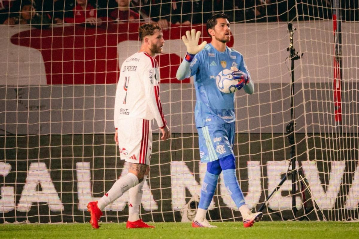 Flamengo segura Estudiantes e leva decisão para o Maracanã