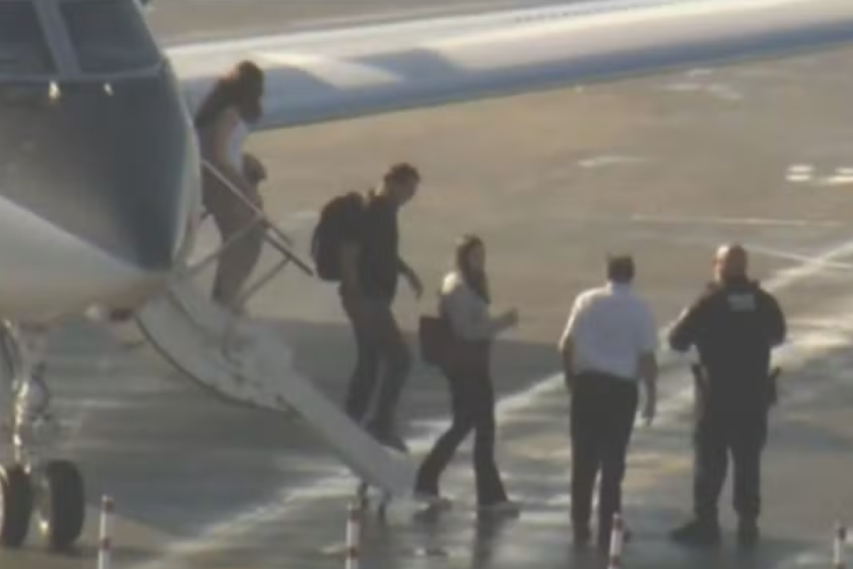 Flávio Bolsonaro desembarca em Miami com a família