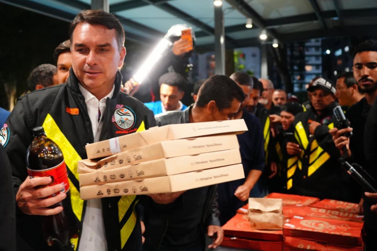 Flávio Bolsonaro diz que não irá ao debate na Band do 2º turno