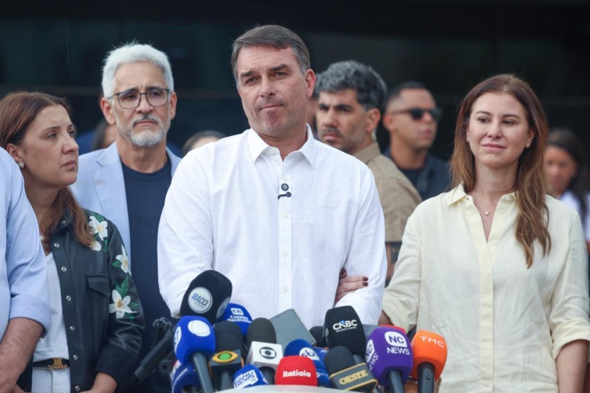 Flávio Bolsonaro recua e diz que vai a debate da Band