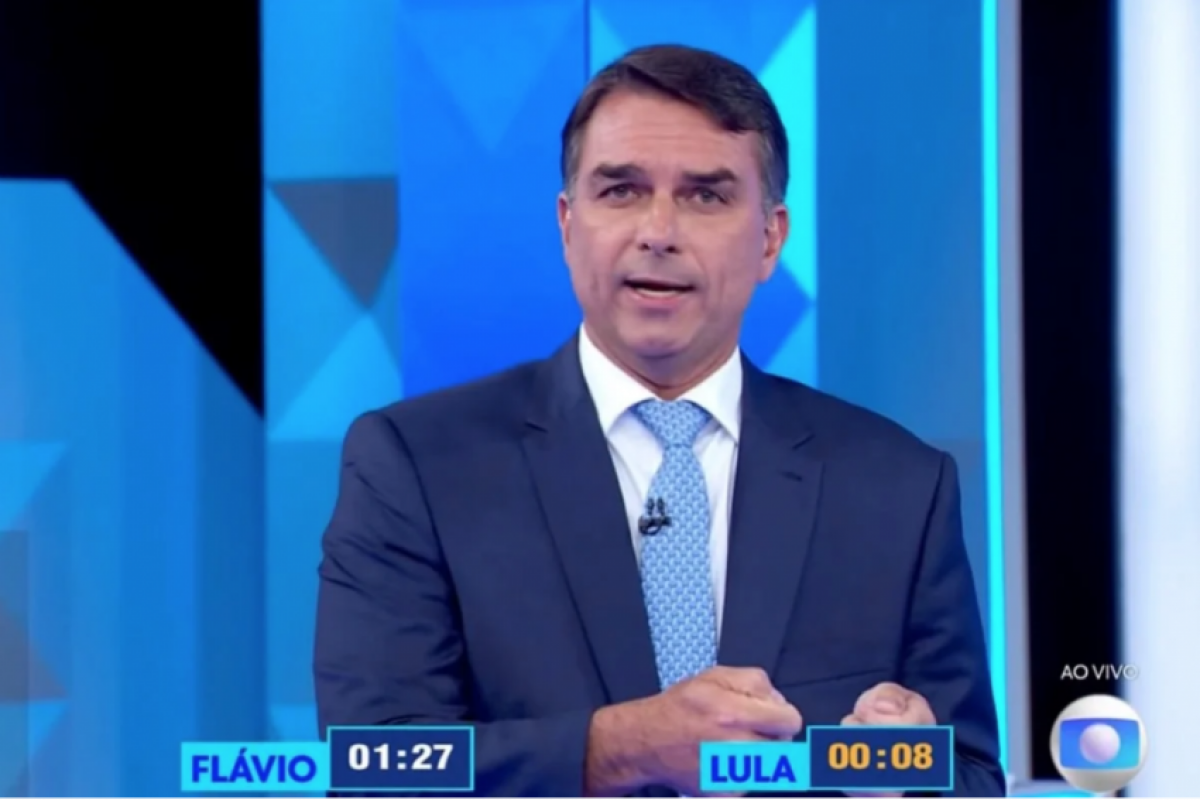 Flávio diz em debate que Lula 'dá com uma mão e tira com 9 dedos'
