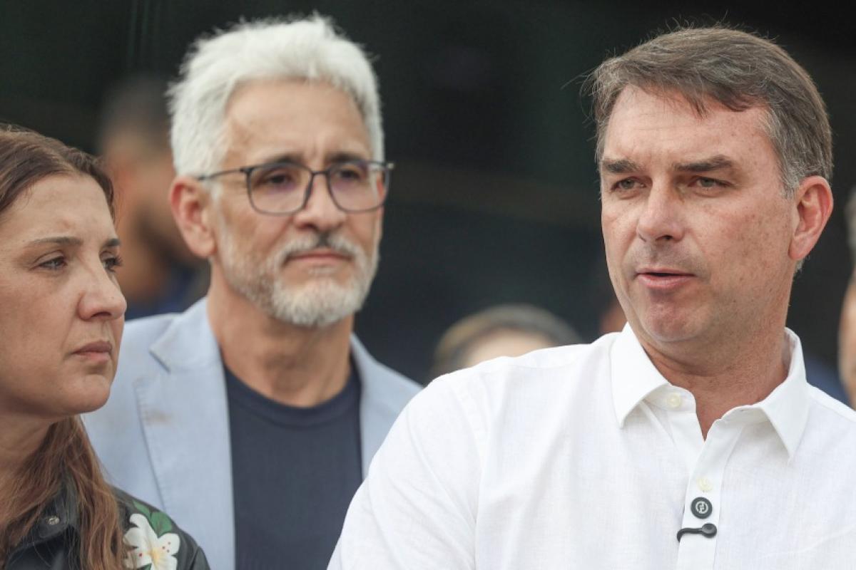 Flávio visita Jair Bolsonaro pela primeira vez desde julho