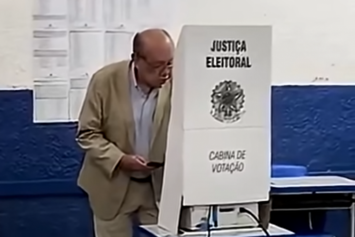 Gilmar Mendes diz que usou carteira, e não celular, na cabine