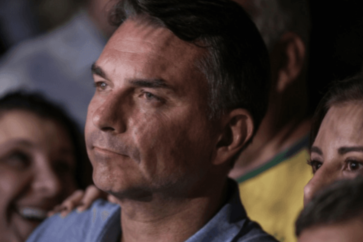 Governo argentino confirma saída de Flávio Bolsonaro rumo aos EUA