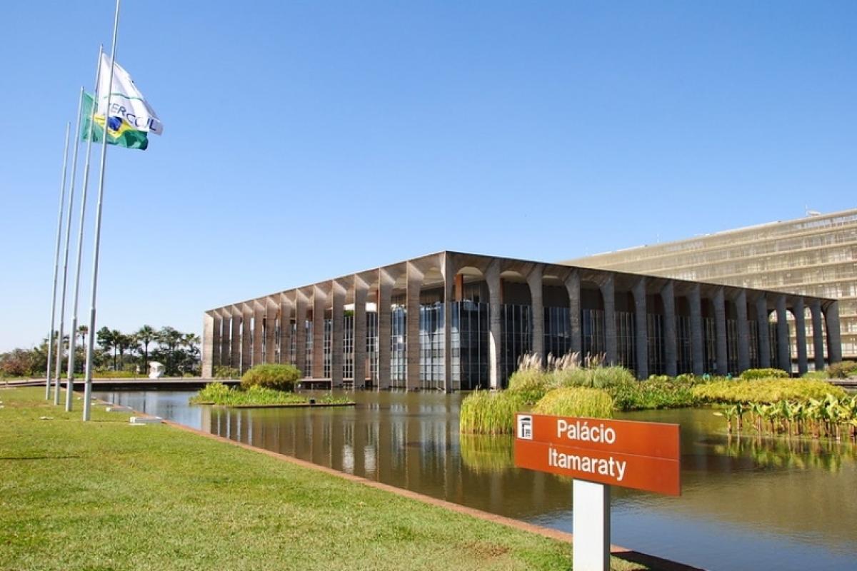 Governo Lula evita confronto com EUA após fuga de Flávio