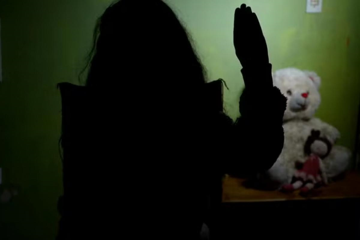 Homem é preso após criança fazer sinal de pedido de ajuda